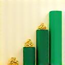 Gráfico de barras ascendente y monedas, simbolizando la gestión del flujo de efectivo y el crecimiento financiero